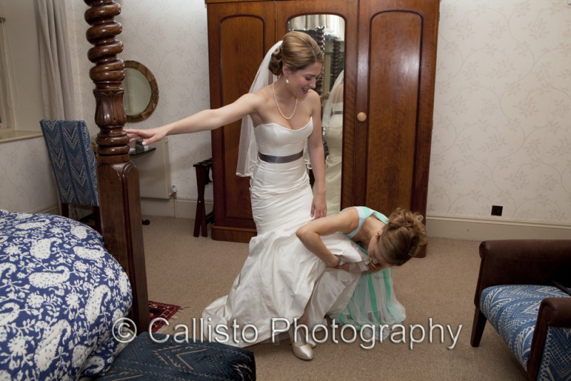 bridesmaid checking ioannas shoes