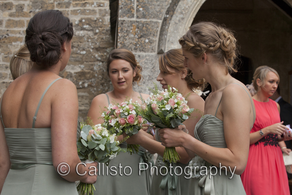 Bridesmaid have a quick chat